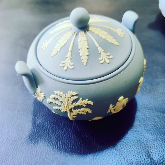 Wedgewood Cream and Sugar Bowl with Lid. Vintage great condition. - Picture 10 of 12